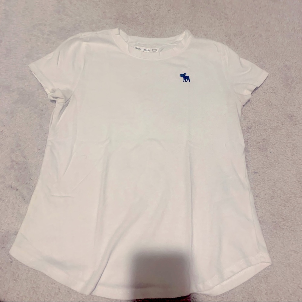 Abercrombie kids basic white tee with blue moose. Size 11/12.